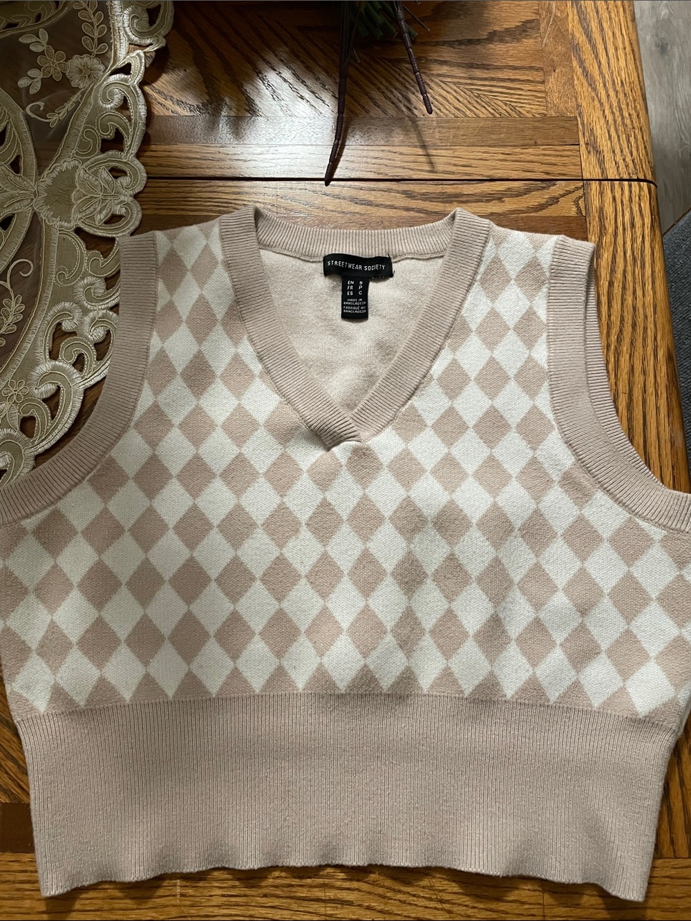 Streetwear Society Women's Beige & Cream Argyle V-Neck Sweater Vest